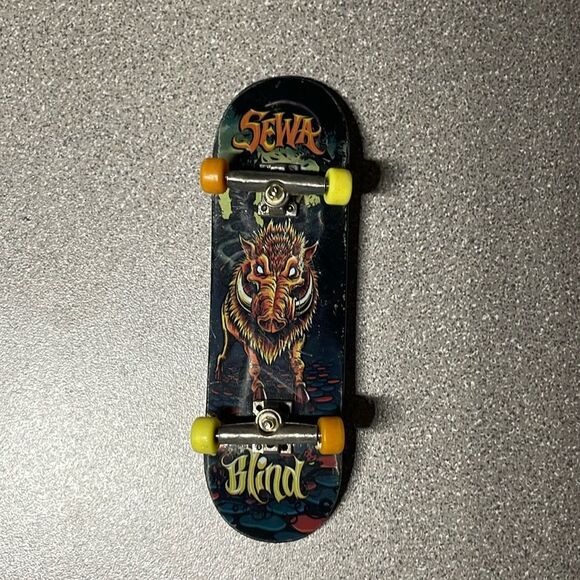 Tech Deck Mini Skateboard‎ featuring Blind Seea Golden Bear - Picture 1 of 6